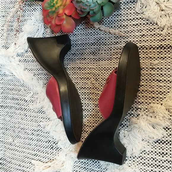 Fioni Red Leather Slide Heeled Sandals With Gold Color Metal Loop On Vamp - Picture 7 of 9